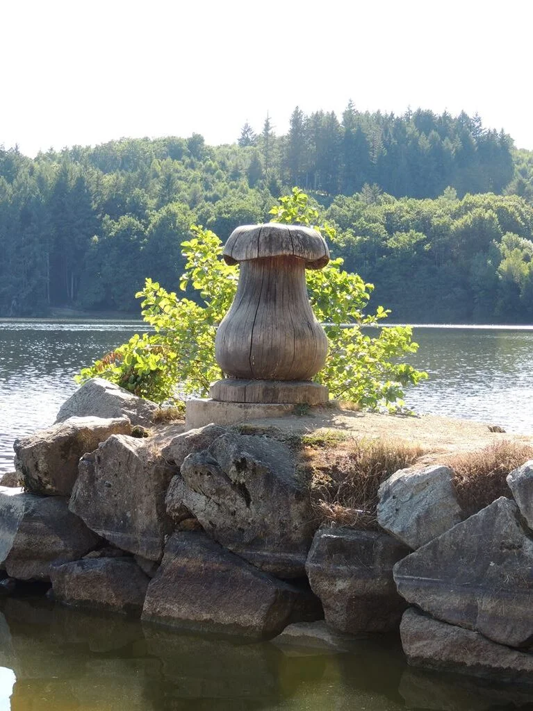 Ambrugeat sculpture bois lac de Sèchemailles