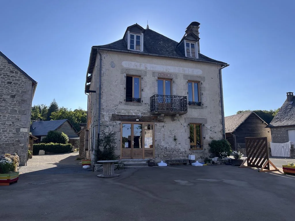 Ancienne épicerie café association maison de la place Ambrugeat