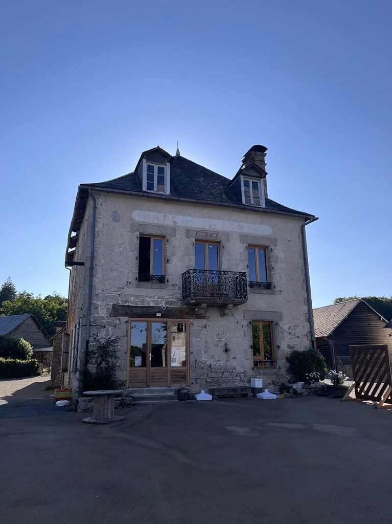 Ancienne épicerie café association maison de la place Ambrugeat