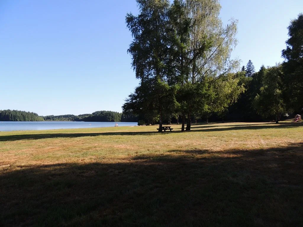 Ambrugeat Aire de pique-nique lac de Sèchemailles